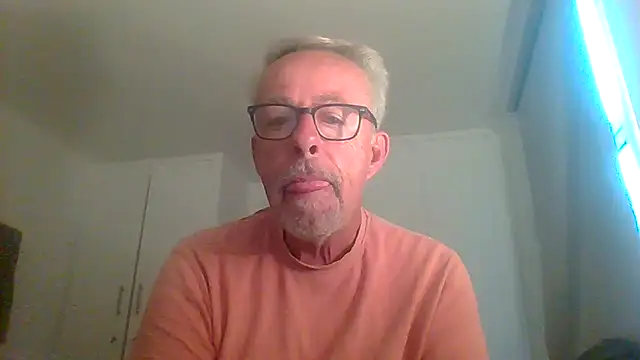 Snapshot of tuggy59 chatting on 09/21/25, 04:47 tuggy59 online show from 09/21/25, 04:47