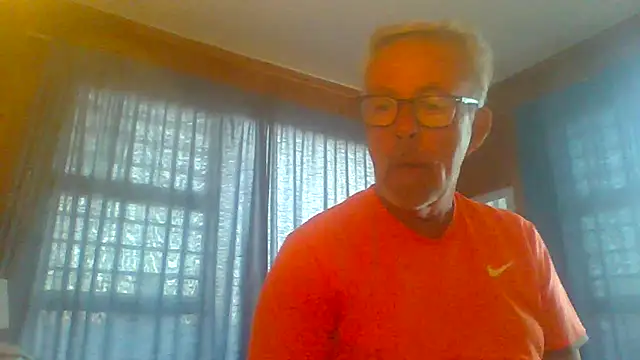 Snapshot of tuggy59 chatting on 09/23/25, 04:37 tuggy59 online show from 09/23/25, 04:37