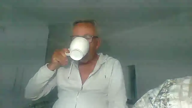 Snapshot of tuggy59 chatting on 10/08/25, 04:32 tuggy59 online show from 10/08/25, 04:32