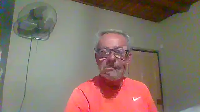 Snapshot of tuggy59 chatting on 10/11/25, 04:44 tuggy59 online show from 10/11/25, 04:44