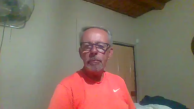 Snapshot of tuggy59 chatting on 10/13/25, 05:46 tuggy59 online show from 10/13/25, 05:46