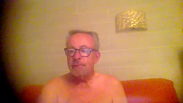 Snapshot of tuggy59 chatting on 10/22/25, 05:30 tuggy59 online show from 10/22/25, 05:30