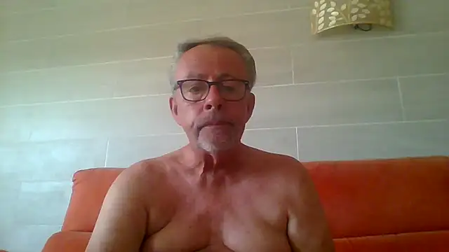 Snapshot of tuggy59 chatting on 06/05/26, 06:52 tuggy59 online show from 06/05/26, 06:52
