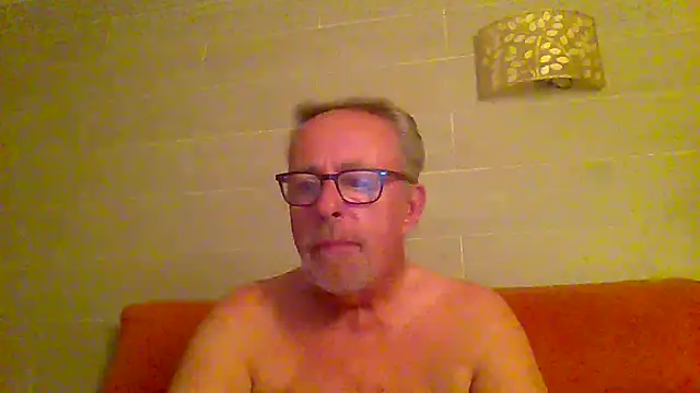 Snapshot of tuggy59 chatting on 06/09/26, 03:29 tuggy59 online show from 06/09/26, 03:29