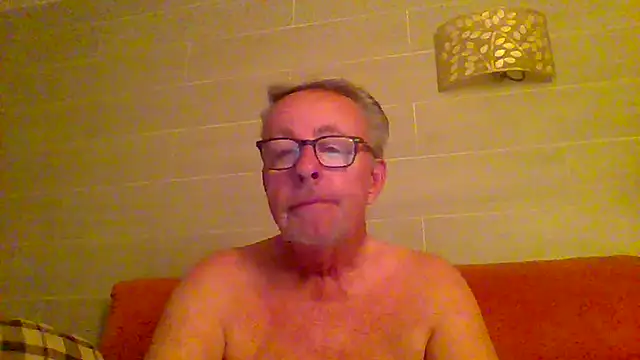 Snapshot of tuggy59 chatting on 06/13/26, 04:10 tuggy59 online show from 06/13/26, 04:10