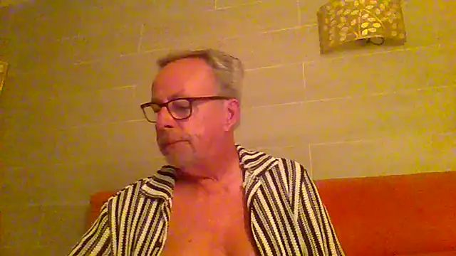 Snapshot of tuggy59 chatting on 07/09/26, 04:05 tuggy59 online show from 07/09/26, 04:05