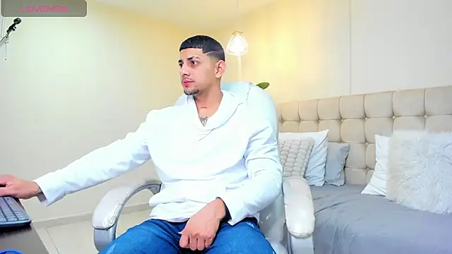 Snapshot of Alex_cute77 chatting on 03/07/25, 12:23 Alex cute77 online show from 03/07/25, 12:23