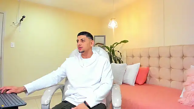 Snapshot of Alex_cute77 chatting on 03/10/25, 12:26 Alex cute77 online show from 03/10/25, 12:26