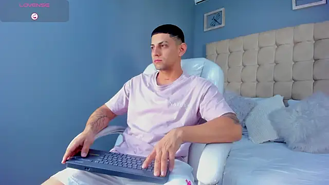 Snapshot of Alex_cute77 chatting on 09/10/25, 11:54 Alex cute77 online show from 09/10/25, 11:54