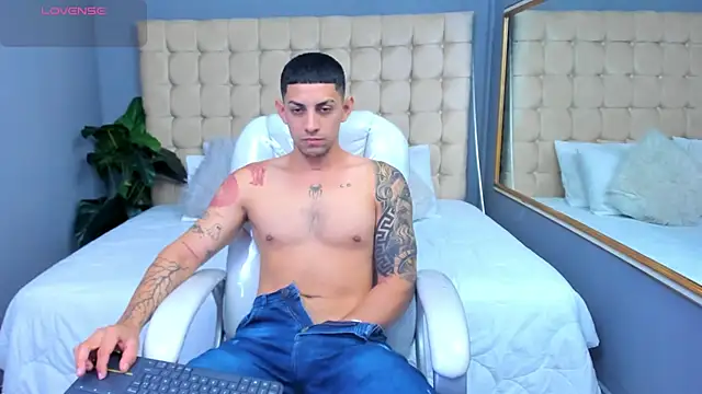 Snapshot of Alex_cute77 chatting on 09/11/25, 12:16 Alex cute77 online show from 09/11/25, 12:16