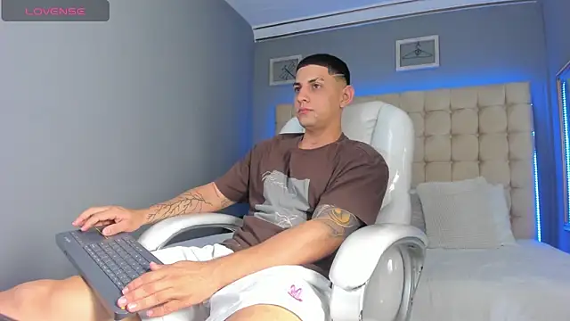 Snapshot of Alex_cute77 chatting on 09/24/25, 12:41 Alex cute77 online show from 09/24/25, 12:41