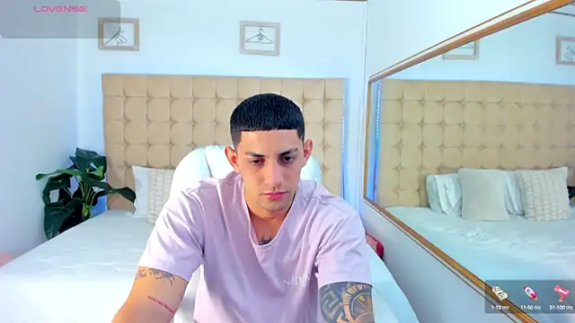 Snapshot of Alex_cute77 chatting on 10/01/25, 12:33 Alex cute77 online show from 10/01/25, 12:33