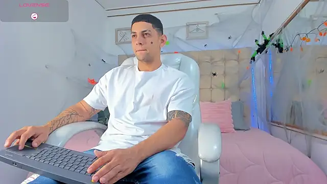 Snapshot of Alex_cute77 chatting on 10/03/25, 11:18 Alex cute77 online show from 10/03/25, 11:18