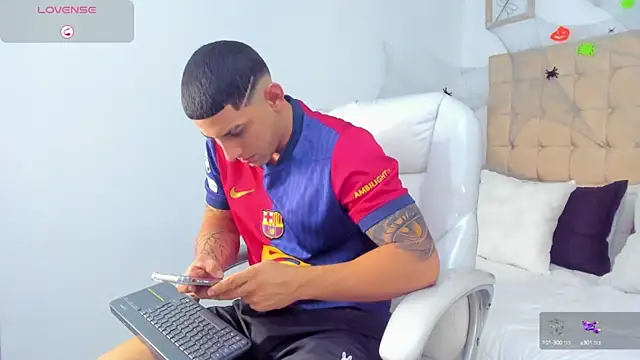 Snapshot of Alex_cute77 chatting on 10/04/25, 11:52 Alex cute77 online show from 10/04/25, 11:52