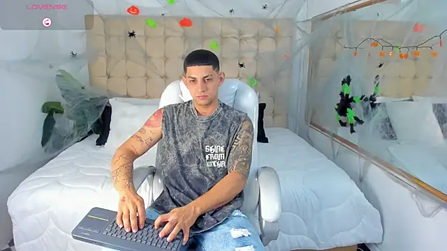 Snapshot of Alex_cute77 chatting on 10/07/25, 12:02 Alex cute77 online show from 10/07/25, 12:02