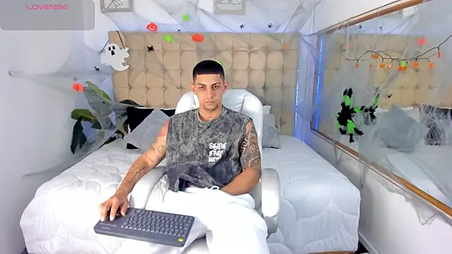 Snapshot of Alex_cute77 chatting on 10/17/25, 12:08 Alex cute77 online show from 10/17/25, 12:08