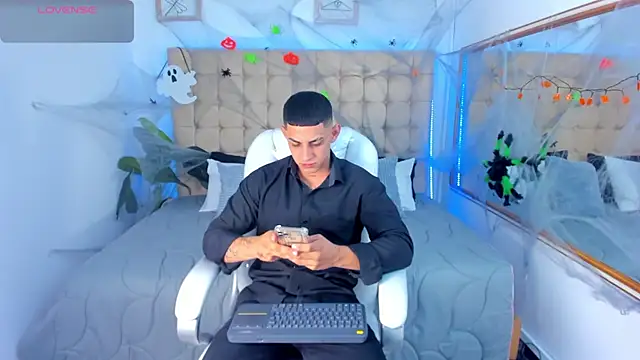 Snapshot of Alex_cute77 chatting on 10/25/25, 11:29 Alex cute77 online show from 10/25/25, 11:29