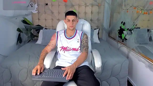 Snapshot of Alex_cute77 chatting on 10/29/25, 11:45 Alex cute77 online show from 10/29/25, 11:45