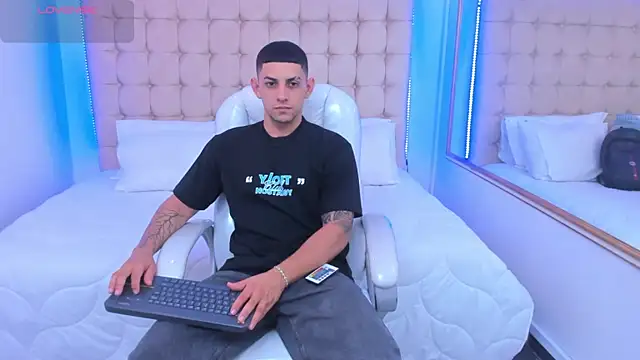 Snapshot of Alex_cute77 chatting on 12/03/25, 11:52 Alex cute77 online show from 12/03/25, 11:52