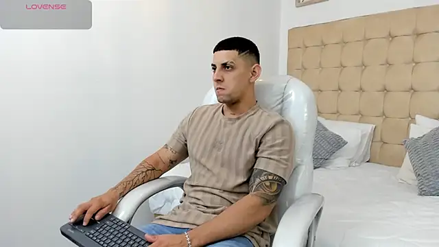 Snapshot of Alex_cute77 chatting on 01/06/26, 12:31 Alex cute77 online show from 01/06/26, 12:31