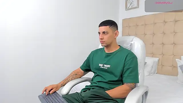 Snapshot of Alex_cute77 chatting on 01/08/26, 12:51 Alex cute77 online show from 01/08/26, 12:51