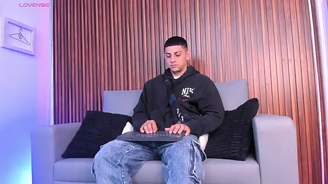 Snapshot of Alex_cute77 chatting on 02/09/26, 11:36 Alex cute77 online show from 02/09/26, 11:36