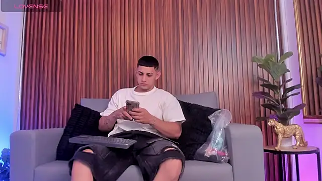 Snapshot of Alex_cute77 chatting on 02/15/26, 12:25 Alex cute77 online show from 02/15/26, 12:25