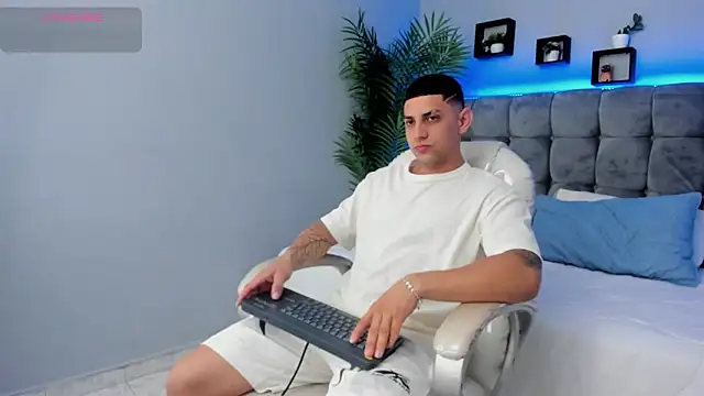 Snapshot of Alex_cute77 chatting on 03/21/26, 12:10 Alex cute77 online show from 03/21/26, 12:10