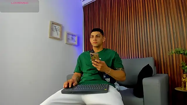 Snapshot of Alex_cute77 chatting on 03/25/26, 12:22 Alex cute77 online show from 03/25/26, 12:22