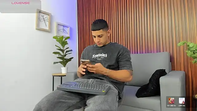 Snapshot of Alex_cute77 chatting on 04/06/26, 11:55 Alex cute77 online show from 04/06/26, 11:55