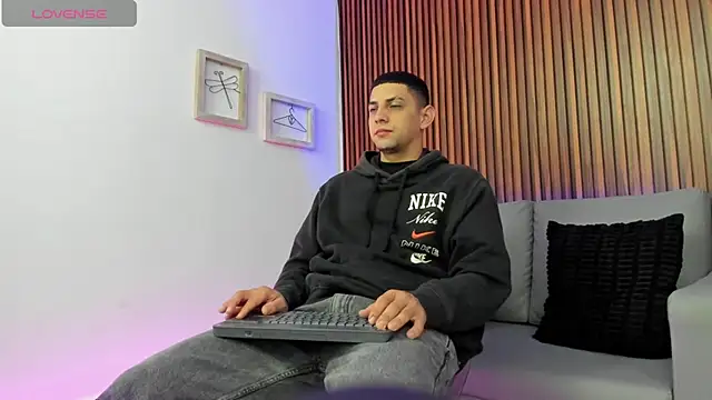 Snapshot of Alex_cute77 chatting on 04/08/26, 12:16 Alex cute77 online show from 04/08/26, 12:16