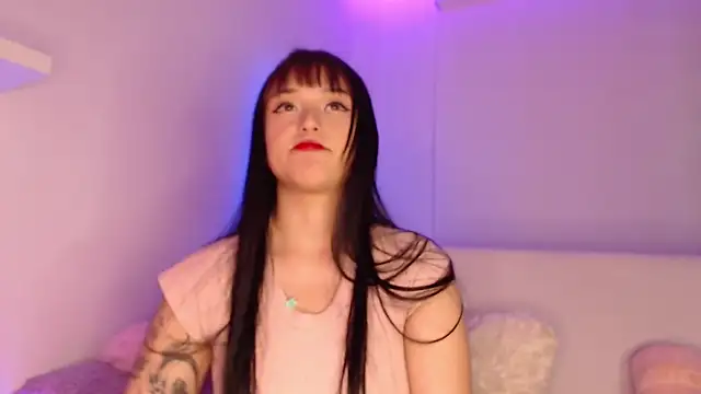 Snapshot of Gloomydoll chatting on 12/18/24, 04:06 Gloomydoll online show from 12/18/24, 04:06