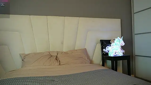 Snapshot of annief0x chatting on 03/18/26, 03:53 annief0x online show from 03/18/26, 03:53