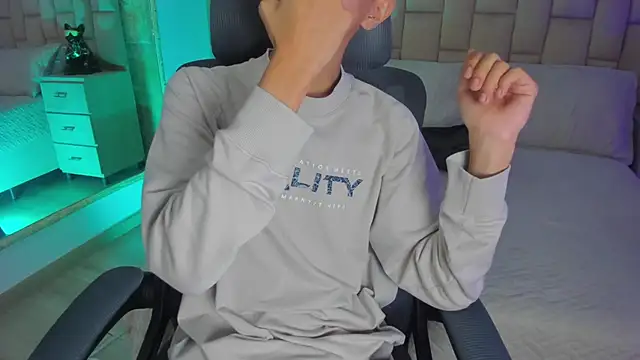 Snapshot of DereckCooperr chatting on 12/14/24, 09:24 DereckCooperr online show from 12/14/24, 09:24