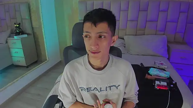 Snapshot of DereckCooperr chatting on 12/15/24, 07:13 DereckCooperr online show from 12/15/24, 07:13