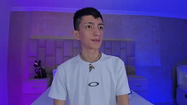 Snapshot of DereckCooperr chatting on 12/18/24, 04:06 DereckCooperr online show from 12/18/24, 04:06