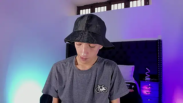 Snapshot of DereckCooperr chatting on 12/19/24, 07:40 DereckCooperr online show from 12/19/24, 07:40