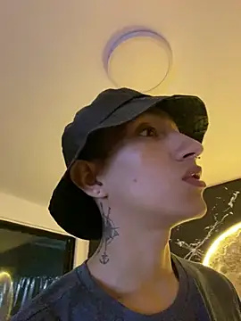 Snapshot of DereckCooperr chatting on 12/20/24, 05:04 DereckCooperr online show from 12/20/24, 05:04