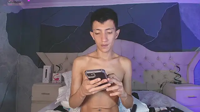 Snapshot of DereckCooperr chatting on 12/22/24, 12:07 DereckCooperr online show from 12/22/24, 12:07