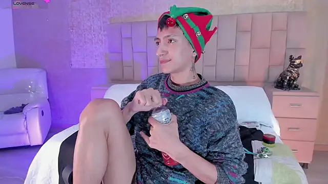 Snapshot of DereckCooperr chatting on 12/24/24, 12:11 DereckCooperr online show from 12/24/24, 12:11