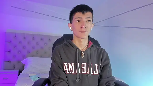 Snapshot of DereckCooperr chatting on 12/29/24, 06:27 DereckCooperr online show from 12/29/24, 06:27