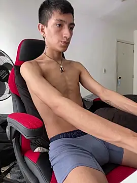 Snapshot of DereckCooperr chatting on 01/01/25, 08:37 DereckCooperr online show from 01/01/25, 08:37