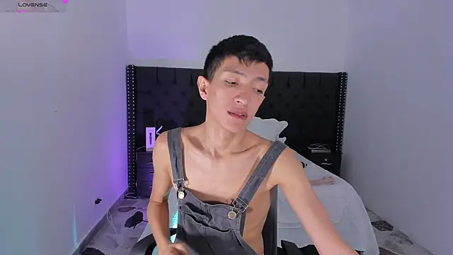 Snapshot of DereckCooperr chatting on 01/03/25, 12:11 DereckCooperr online show from 01/03/25, 12:11