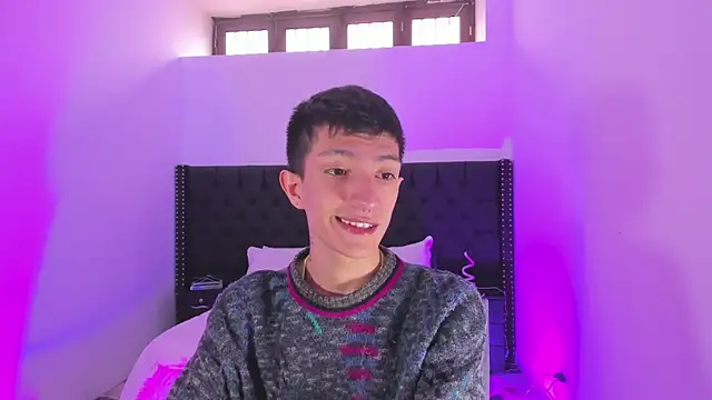 Snapshot of DereckCooperr chatting on 01/04/25, 07:02 DereckCooperr online show from 01/04/25, 07:02