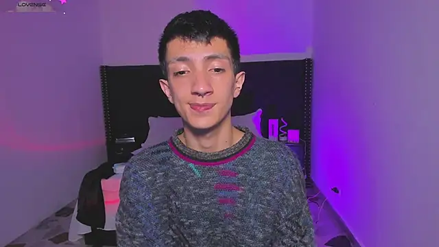 Snapshot of DereckCooperr chatting on 01/05/25, 01:13 DereckCooperr online show from 01/05/25, 01:13