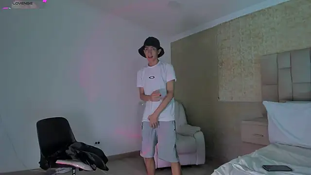 Snapshot of DereckCooperr chatting on 01/07/25, 12:55 DereckCooperr online show from 01/07/25, 12:55