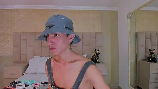 Snapshot of DereckCooperr chatting on 01/16/25, 10:44 DereckCooperr online show from 01/16/25, 10:44