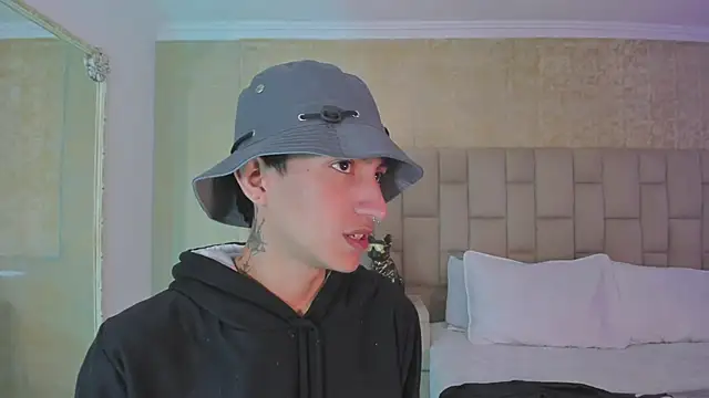 Snapshot of DereckCooperr chatting on 01/19/25, 09:45 DereckCooperr online show from 01/19/25, 09:45