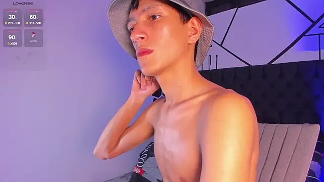 Snapshot of DereckCooperr chatting on 01/25/25, 02:47 DereckCooperr online show from 01/25/25, 02:47