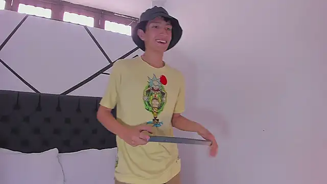 Snapshot of DereckCooperr chatting on 02/10/25, 08:53 DereckCooperr online show from 02/10/25, 08:53